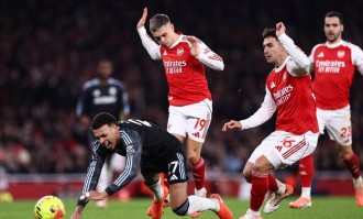 英超惊心动魄，一夜两大豪门爆冷，争冠黑马11连胜被终结