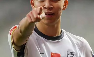 王钰栋拒绝了德甲豪门合同！月薪3000到5000欧元，王钰栋父亲：踢不上球，去欧洲做什么？